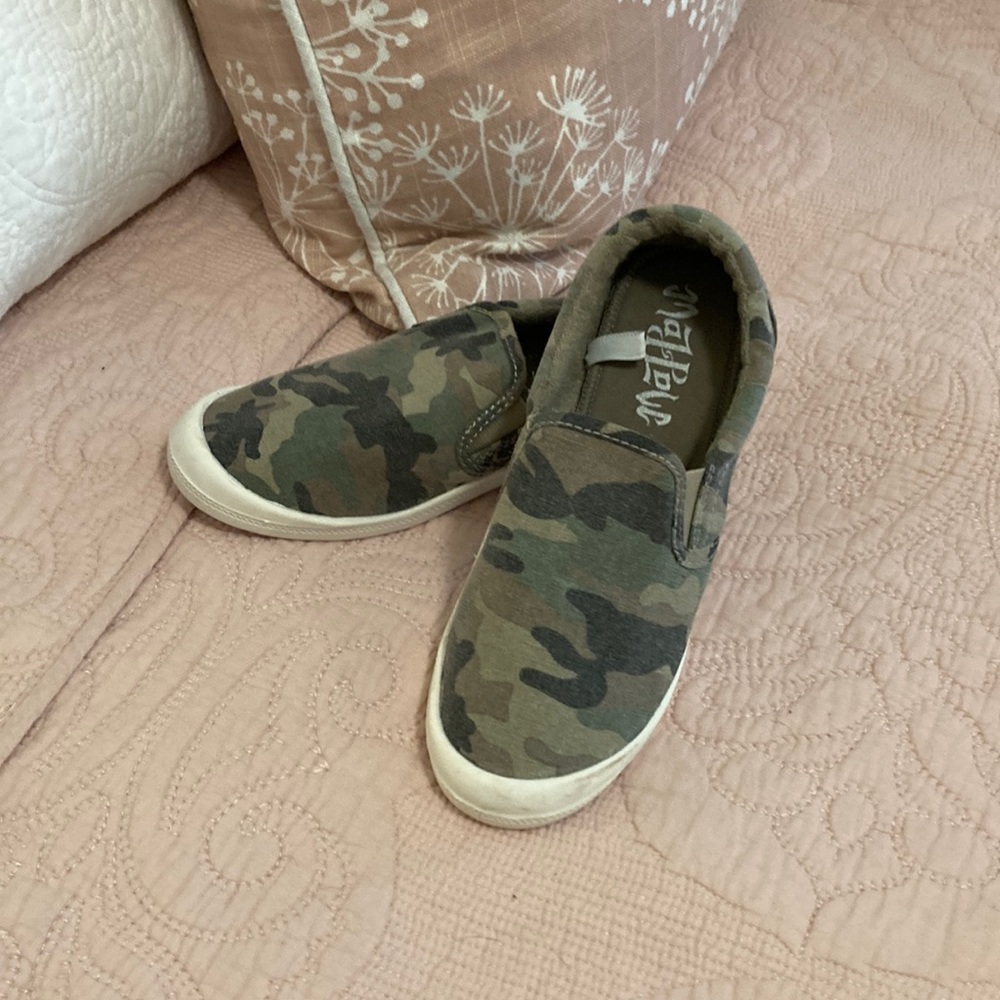 Camouflage slip on canvas shoe size 8